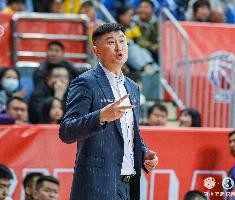 杜锋：今天我们篮板输的太多 所以比赛一直打得比较胶着