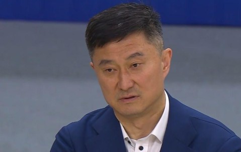 轰下45+19+11!广东内线又又被吊打,萨林杰戴耳机玩手机引争议