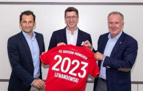 EWC电竞世界杯官网-巴萨该如何买莱万？拜仁要的不止是钱